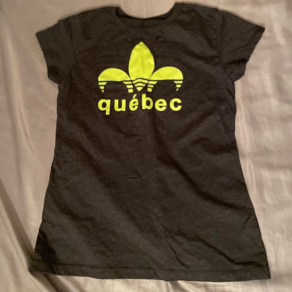 NWOT! Gray T-Shirt Quebec Small